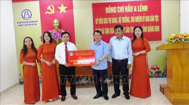 Bộ trưởng, Chủ nhiệm Uỷ ban Dân tộc Hầu A Lềnh tặng Quỹ Khuyến học Trường Phổ thông Dân tộc nội trú tỉnh Quảng Bình số tiền 50 triệu đồng. Ảnh: Võ Dung - TTXVN Trao quà tặng người có uy tín trong vùng đồng bào dân tộc thiểu số ở Quảng Bình ảnh 1