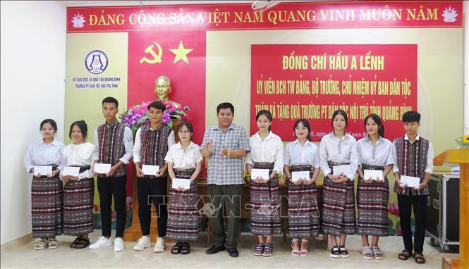 Các em học sinh tiêu biểu Trường Phổ thông Dân tộc nội trú tỉnh Quảng Bình vui mừng nhận quà từ đoàn công tác. Ảnh: Võ Dung - TTXVN Trao quà tặng người có uy tín trong vùng đồng bào dân tộc thiểu số ở Quảng Bình ảnh 5