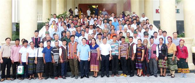 Bộ trưởng, Chủ nhiệm Uỷ ban Dân tộc Hầu A Lềnh, lãnh đạo tỉnh Quảng Bình, đoàn công tác và các đại biểu tiêu biểu, người có uy tín trong đồng bào dân tộc chụp ảnh lưu niệm. Ảnh: Võ Dung - TTXVN Trao quà tặng người có uy tín trong vùng đồng bào dân tộc thiểu số ở Quảng Bình ảnh 4