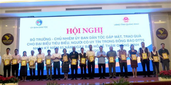 Các đại biểu tiêu biểu trong đồng bào dân tộc thiểu số 3 tỉnh Quảng Bình, Quảng Trị và Thừa Thiên Huế vinh dự nhận quà của Bộ trưởng, Chủ nhiệm Ủy ban Dân tộc. Ảnh: Võ Dung - TTXVN Trao quà tặng người có uy tín trong vùng đồng bào dân tộc thiểu số ở Quảng Bình ảnh 2