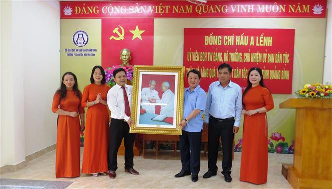 Bộ trưởng, Chủ nhiệm Uỷ ban Dân tộc Hầu A Lềnh cùng đoàn công tác thăm và tặng quà Trường Phổ thông Dân tộc nội trú tỉnh Quảng Bình. Ảnh: Võ Dung - TTXVN Trao quà tặng người có uy tín trong vùng đồng bào dân tộc thiểu số ở Quảng Bình ảnh 6
