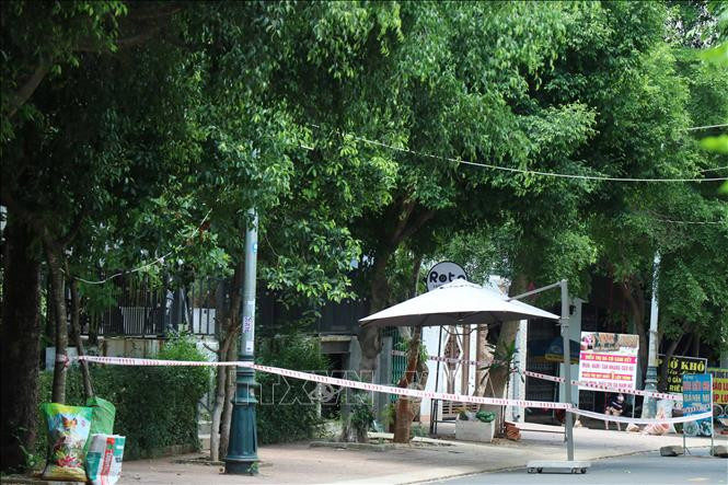 Quán cà phê tại thị trấn Ea Drăng, huyện Ea H’leo bị phong tỏa do có yếu tố dịch tễ liên quan đến ca bệnh 7.186. Ảnh: Tuấn Anh – TTXVN Dịch COVID-19: Đắk Lắk khẩn trương khoanh vùng dập dịch sau khi ghi nhận ca mắc mới ảnh 2