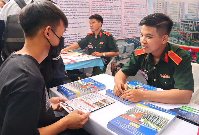 Tư vấn tuyển sinh của các trường trong ngày hội. Ảnh: Nguyễn Thùy Dương - TTXVN phát Những lưu ý quan trọng trong xét tuyển đại học, cao đẳng năm 2022 ảnh 1