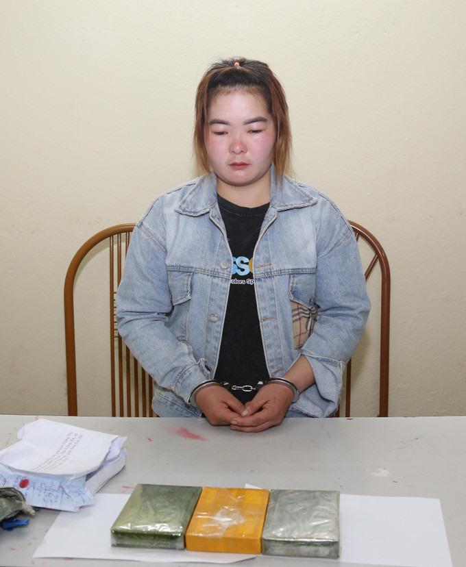 Đối tượng Tráng Thị Gia cùng tang vật 3 bánh heroin. Ảnh: TTXVN phát Bắt đối tượng Tráng Thị Gia mua bán trái phép 3 bánh heroin tại Sơn La ảnh 1
