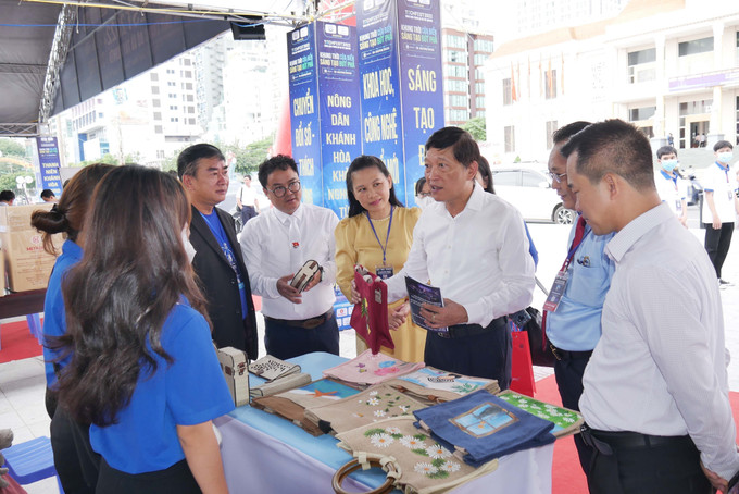 Lãnh đạo Bộ Khoa học và Công nghệ và tỉnh Khánh Hoà thăm các gian hàng trưng bày tại Techfest. Ảnh: Đặng Tuấn –TTXVN Liên kết trung tâm hỗ trợ khởi nghiệp sáng tạo vùng Nam Trung bộ và Tây Nguyên ảnh 1