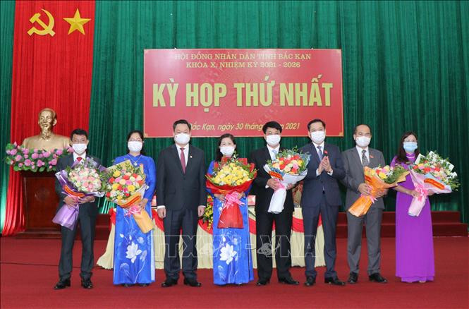 Ra mắt Chủ tịch và các Phó Chủ tịch HĐND, các trưởng ban HĐNĐ tỉnh khóa X, nhiệm kỳ 2021-2026. Ảnh: Vũ Hoàng Giang – TTXVN Kiện toàn các chức danh chủ chốt của HĐND, UBND tỉnh Bắc Kạn ảnh 2