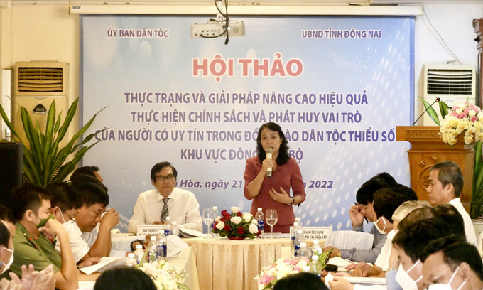 Thứ trưởng, Phó Chủ nhiệm Ủy ban Dân tộc Hoàng Thị Hạnh chủ trì, điều hành Hội thảo. Ảnh: baodantoc.vn Phát huy vai trò của người có uy tín trong đồng bào dân tộc thiểu số khu vực Đông Nam Bộ ảnh 1