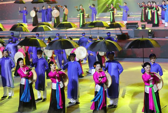 Lời từ giã bạn bè của nước chủ nhà SEA Games 31 - Việt Nam bằng các bài hát quan họ qua phần trình bày của 100 nghệ sĩ dân ca quan họ Bắc Ninh. Ảnh: TTXVN Lễ Bế mạc SEA Games 31: Hội tụ để cùng ngân vang khúc ca chiến thắng ảnh 7