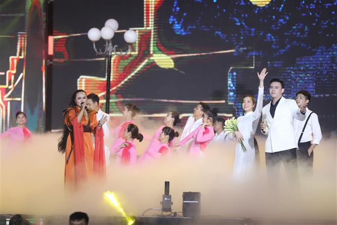 Phần 1 của chương trình nghệ thuật mang tên "Hà Nội của tôi, tình yêu của bạn" có thông điệp: Thủ đô Hà nội, mảnh đất nghìn năm văn hiến. Ảnh: TTXVN Lễ Bế mạc SEA Games 31: Hội tụ để cùng ngân vang khúc ca chiến thắng ảnh 3
