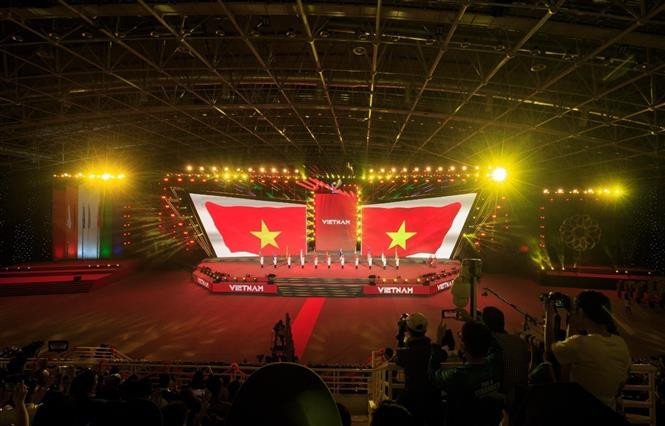 Chương trình nghệ thuật đậm bản sắc truyền thống và hội nhập thế giới mang chủ đề “Hội tụ để tỏa sáng” . Ảnh: TTXVN Lễ Bế mạc SEA Games 31: Hội tụ để cùng ngân vang khúc ca chiến thắng ảnh 5