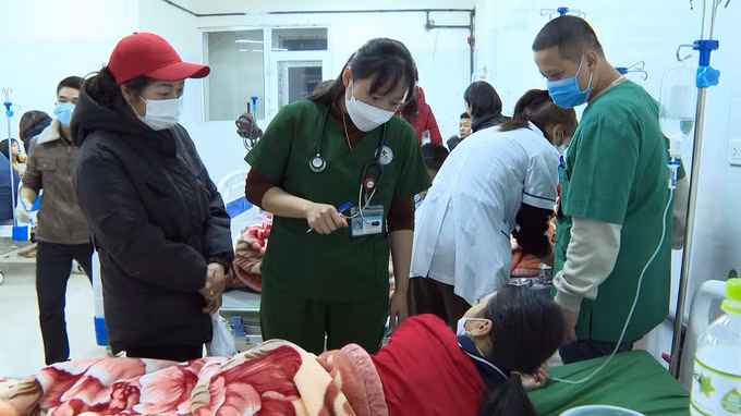 Sơn La: 40 học sinh nhập viện sau bữa tối, nghi ngộ độc thực phẩm ảnh 1