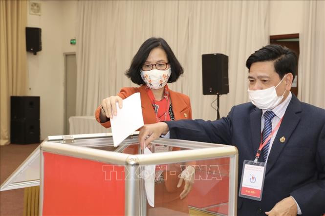 Đại biểu bỏ phiếu bầu Ban kiểm tra Hội Nhà báo Việt Nam nhiệm kỳ 2020 - 2025. Ảnh: Minh Quyết – TTXVN Đại hội lần thứ XI Hội Nhà báo Việt Nam: Xây dựng báo chí cách mạng giàu tính chiến đấu,nhân văn, chuyên nghiệp và hiện đại ảnh 4