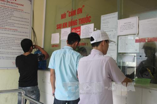 Bệnh nhân đến điều trị cai nghiện các chất dạng thuốc phiện bằng Methadone tại Trung tâm Phòng, chống HIV/AIDS tỉnh Bắc Ninh. Ảnh: Thanh Thương/TTXVN Cấp thuốc Methadone nhiều ngày - Lợi ích lớn cho người bệnh ảnh 1