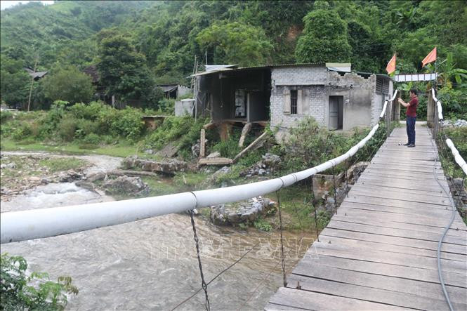Một căn nhà bị sạt lở tại bản Mường Phú, xã Thông Thụ (Quế Phong, Nghệ An). Ảnh: Nguyễn Oanh - TTXVN Thấp thỏm sống bên dòng sông Nậm Piệt mỗi mùa mưa bão ảnh 2
