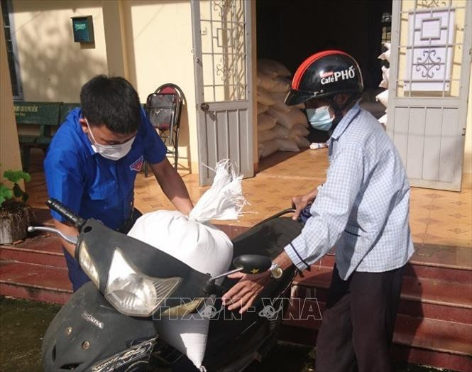 Cấp phát gạo cho người dân. Ảnh: TTXVN phát Chính phủ hỗ trợ gạo cho 2 tỉnh trong thời gian giáp hạt ảnh 1