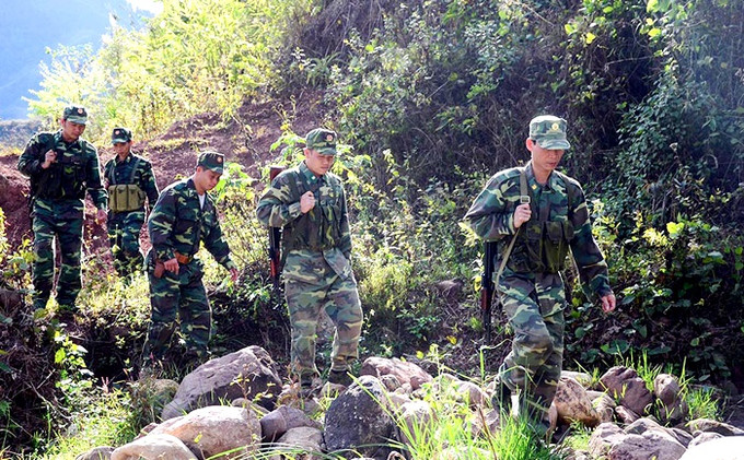 Cán bộ, chiến sĩ Ðồn Biên phòng A Pa Chải, huyện Mường Nhé tuần tra biên giới. Ảnh : dienbien.gov.vn Chiến sĩ biên phòng “gác” Xuân trên dặm dài biên cương Tổ quốc ảnh 1