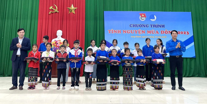 Lãnh đạo Trung ương Đoàn trao quà cho học sinh nghèo. Ảnh: Nguyễn Nam - TTXVN Chương trình tình nguyện mùa đông đến với thanh thiếu nhi vùng cao ảnh 1