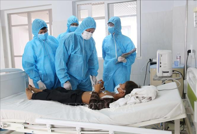 Đoàn công tác đến kiểm tra và thăm bệnh nhân đang điều trị bạch hầu tại Bệnh viện đa khoa vùng Tây Nguyên (Đắk Lắk). Ảnh: Tuấn Anh – TTXVN Hỗ trợ các tỉnh Tây Nguyên dập dịch bạch hầu ảnh 2