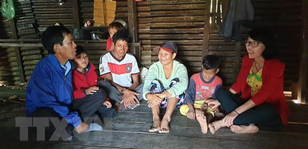 Thầy Chhỡi, giáo viên điểm trường Alao, xã Lơ Pang, huyện Mang Yang (Gia Lai), vận động phụ huynh cho con đến lớp. Ảnh: Hồng Điệp - TTXVN Thầy Chhỡi 35 năm "cõng" chữ về làng ảnh 1