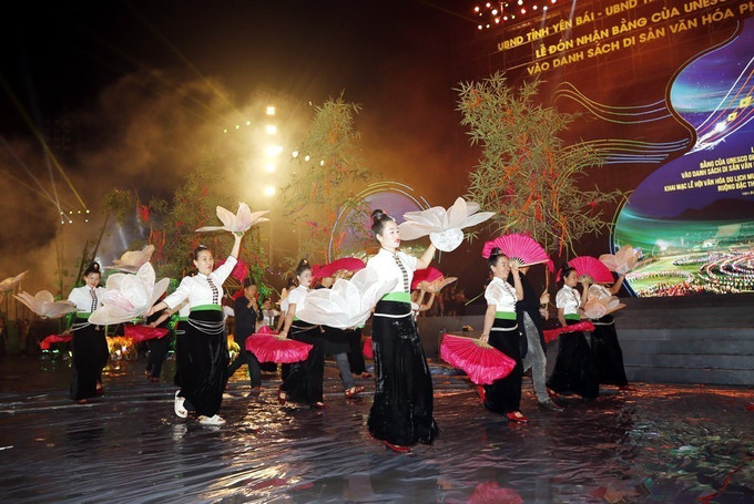 Chương trình nghệ thuật đặc biệt với chủ đề "Xòe Thái - Tinh hoa miền di sản". Ảnh: Tuấn Anh - TTXVN Thủ tướng Phạm Minh Chính: Xòe Thái là hội tụ của nét đẹp văn hóa, quảng bá Xòe Thái là trách nhiệm của tất cả chúng ta ảnh 10