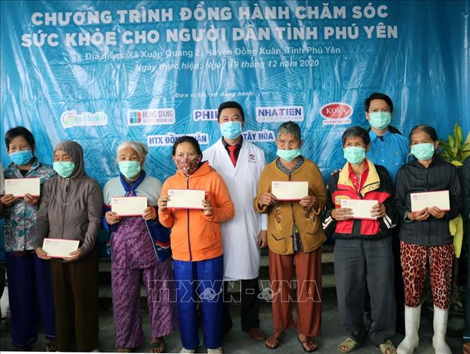 Trao tặng quà cho người dân có hoàn cảnh khó khăn. Ảnh: Xuân Triệu - TTXVN Phú Yên khám và cấp thuốc miễn phí cho người dân có hoàn cảnh khó khăn ảnh 2