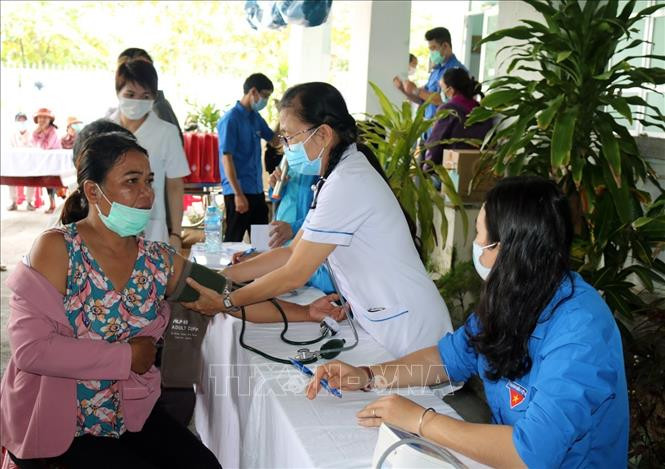Các bác sĩ của Bệnh viện Đa khoa Hồng Đức (Thành phố Hồ Chí Minh) khám bệnh cho người dân. Ảnh: Xuân Triệu - TTXVN Phú Yên khám và cấp thuốc miễn phí cho người dân có hoàn cảnh khó khăn ảnh 1