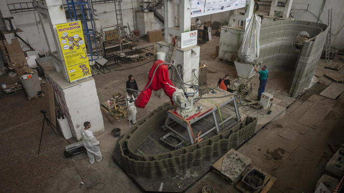 Ngôi nhà đang được in với một loại bê tông đặc biệt. Ảnh: AFP Độc đáo nhà nổi bằng công nghệ in 3D tại CH Séc ảnh 1
