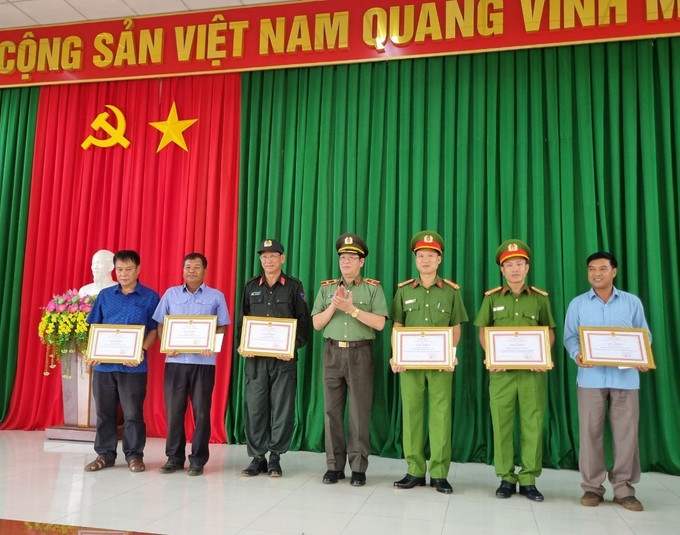 Công an tỉnh Đắk Lắk khen thưởng tổ chức, cá nhân có thành tích xuất sắc phát hiện, truy đuổi và bắt 3 đối tượng truy nã đặc biệt. Ảnh: TTXVN phát Đắk Lắk khen thưởng các tập thể, cá nhân truy bắt 3 đối tượng truy nã đặc biệt nguy hiểm ảnh 1