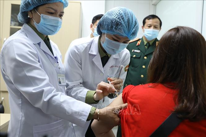 Tiêm thử nghiệm vaccine Nano Covax giai đoạn 2 cho tình nguyện viên. Ảnh: Minh Quyết - TTXVN 35 tình nguyện viên đầu tiên tiêm thử nghiệm vaccine ngừa COVID-19 Nano Covax giai đoạn 2 ảnh 3