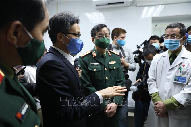 Phó Thủ tướng Vũ Đức Đam đến thăm và động viên tình nguyện viên và cán bộ trường Học viện Quân y trong đợt tiêm thử nghiệm đợt 2. Ảnh: Minh Quyết - TTXVN 35 tình nguyện viên đầu tiên tiêm thử nghiệm vaccine ngừa COVID-19 Nano Covax giai đoạn 2 ảnh 4