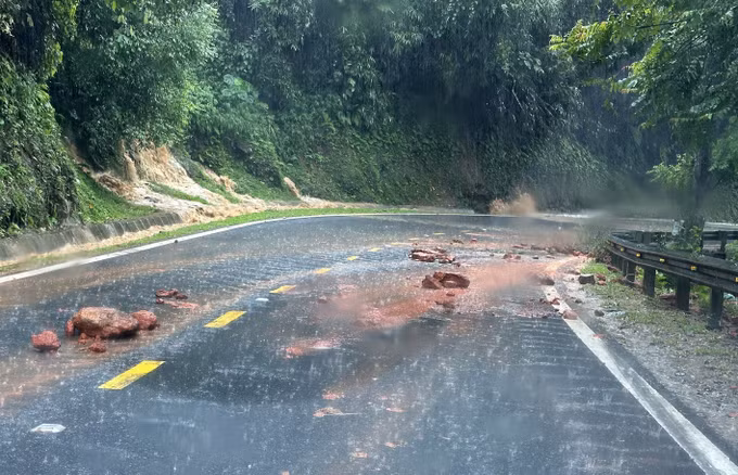 Mưa lớn gây ngập cục bộ nhiều tuyến phố ở Lào Cai ảnh 4
