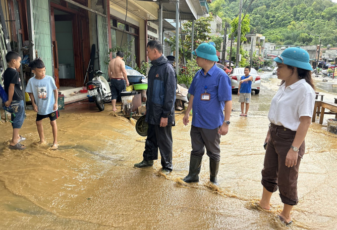 Chính quyền địa phương xuống hiện trường chỉ đạo khắc phục sau mưa lũ. Ảnh: Quốc Khánh - TTXVN Mưa lớn gây ngập cục bộ nhiều tuyến phố ở Lào Cai ảnh 5