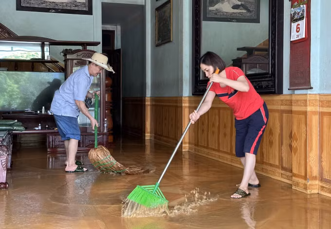Mưa lớn gây ngập cục bộ nhiều tuyến phố ở Lào Cai ảnh 6