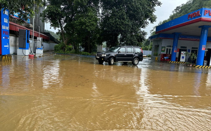 Mưa lớn gây ngập cục bộ trên địa bàn xã Cốc San, thành phố Lào Cai. Ảnh: Quốc Khánh - TTXVN Mưa lớn gây ngập cục bộ nhiều tuyến phố ở Lào Cai ảnh 2