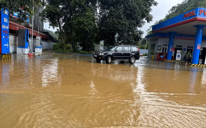 Mưa lớn gây ngập cục bộ nhiều tuyến phố ở Lào Cai ảnh 2