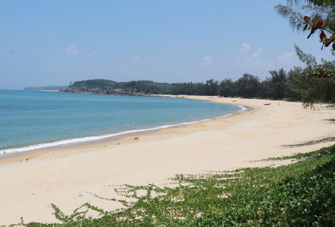 Biển Sa Huỳnh, thị xã Đức Phổ với làn nước trong xanh, cát trắng không rác thải nhựa là điều kiện thuận lợi để Quảng Ngãi thu hút khách du lịch. Ảnh: Phạm Cường-TTXVN Cộng đồng chung tay đẩy lùi "ô nhiễm trắng" (Bài 3) ảnh 5