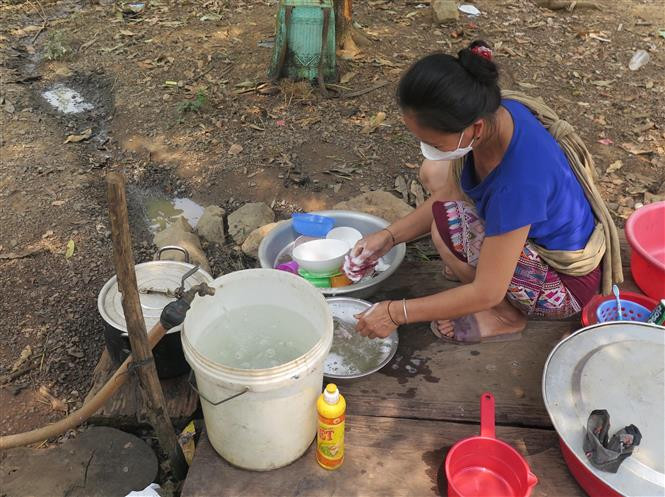 Người dân thôn 1, xã Ia Đal, huyện Ia H’Drai sử dụng nước từ công trình cấp nước do huyện đầu tư phục vụ cho sinh hoạt hàng ngày. Ảnh: Dư Toán – TTXVN. Kon Tum phòng, chống hạn hán ở những vùng có nguy cơ cao ảnh 1