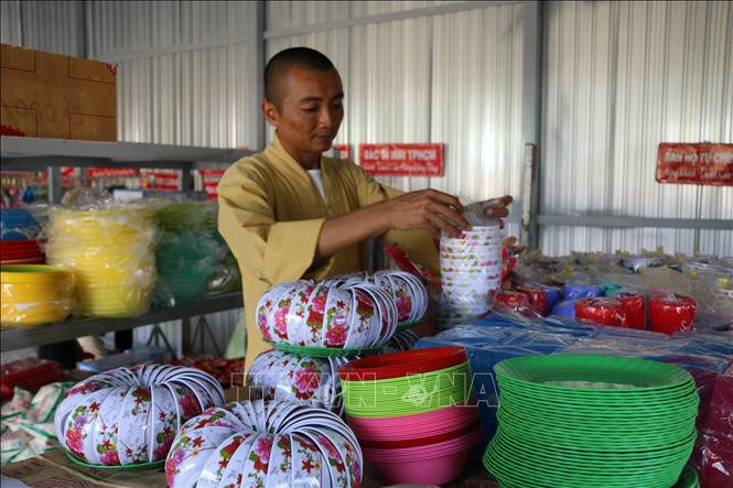 Đại đức Thích Chơn Trí chuẩn bị các sản phẩm tại "Cửa hàng 0 đồng". Ảnh: Chương Đài - TTXVN Dịch COVID-19: Ấm lòng với “Cửa hàng 0 đồng” trên miền biên giới Đồng Tháp ảnh 2