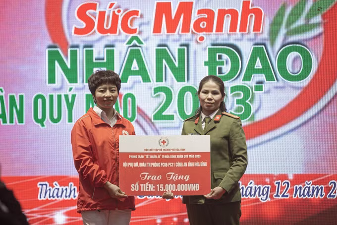 Hội Chữ thập đỏ Thành phố Hòa Bình mang Tết nhân ái đến với người nghèo ảnh 3