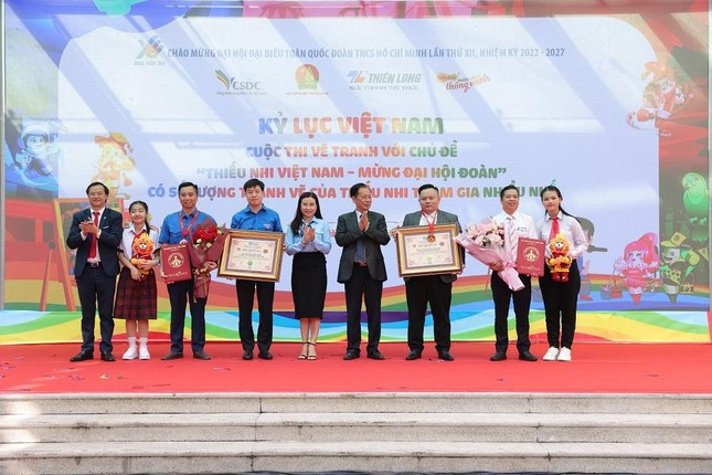 Tổ chức Kỷ lục Việt Nam (VietKings) chính thức trao quyết định xác lập kỷ lục Việt Nam: Cuộc thi vẽ tranh với chủ đề “Thiếu nhi Việt Nam - Mừng Đại hội Đoàn” có số lượng tranh vẽ của thiếu nhi tham gia nhiều nhất. Ảnh:tienphong.vn Cuộc thi vẽ tranh "Thiếu nhi Việt Nam - Mừng Đại hội Đoàn" được xác lập kỷ lục Việt Nam ảnh 1