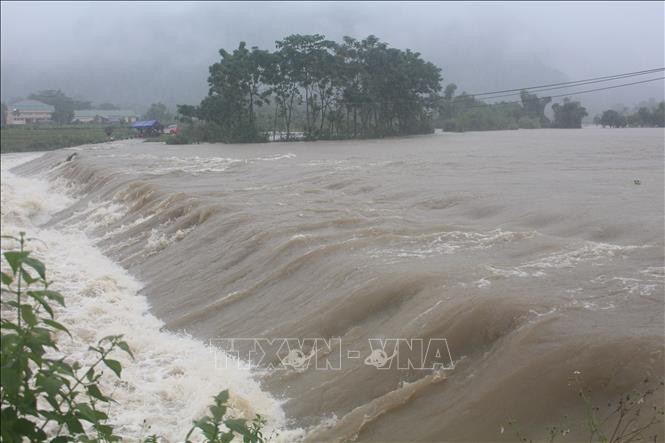Mưa lớn gây ngập lụt nhiều tuyến đường ở xã Lục Da, huyện Con Cuông khiến giao thông bị chia cắt. Ảnh: TTXVN phát Nghệ An: Mưa lũ gây thiệt hại lớn, làm một người mất tích ảnh 1
