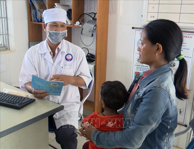 Y sĩ tư vấn, khám bệnh cho trẻ tại Trạm Y tế xã Sông Hinh, huyện Sông Hinh, tỉnh Phú Yên. Ảnh: Xuân Triệu - TTXVN Phú Yên tuyên truyền để người dân chủ động phòng ngừa bệnh bạch hầu ảnh 2