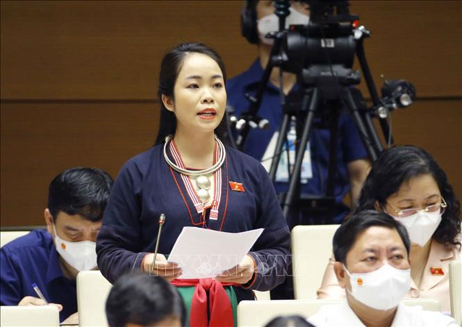 Đại biểu Quốc hội tỉnh Yên Bái Triệu Thị Huyền phát biểu ý kiến. Ảnh: Doãn Tấn - TTXVN Kỳ họp thứ nhất, Quốc hội khóa XV: Khơi dậy khát vọng, tạo động lực để người dân mong muốn thoát nghèo ảnh 1