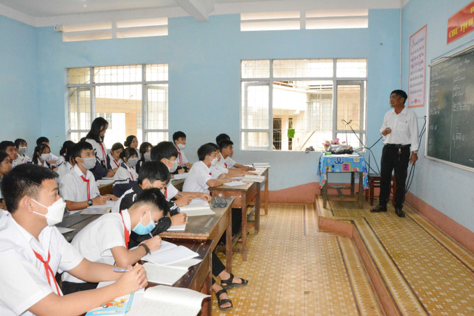 Giờ học tại trường Trung học cơ sở Trần Quang Diệu, thành phố Buôn Ma Thuột – trường học đang thiếu 5 giáo viên. Ảnh: Tuấn Anh – TTXVN Năm học 2022-2023: Đắk Lắk linh hoạt khắc phục tình trạng thiếu giáo viên ảnh 2