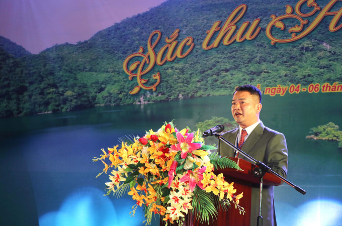 Ông Lưu Quốc Chung, Chủ tịch UBND huyện Ba Bể (Bắc Kạn) phát biểu khai mạc lễ hội “Sắc thu hồ Ba Bể”. Ảnh: Vũ Hoàng Giang - TTXVN “Sắc thu hồ Ba Bể” ảnh 2