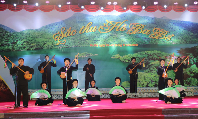 Chương trình nghệ thuật đặc sắc khai mạc lễ hội "Sắc thu hồ Ba Bể". Ảnh: Vũ Hoàng Giang - TTXVN “Sắc thu hồ Ba Bể” ảnh 1