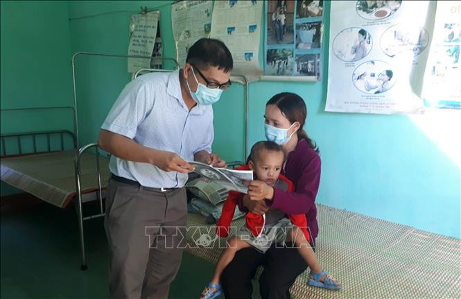 Cán bộ y tế địa phương phát tờ rơi tuyên truyền về bệnh bạch hầu để người dân phòng tránh. Ảnh: Hồ Cầu-TTXVN Quảng Trị đã có 5 ca mắc bệnh bạch hầu, chưa rõ nguồn lây ảnh 1