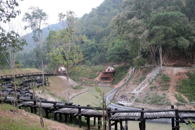 Huyện Đam Rông (Lâm Đồng) là 1 trong 62 huyện khó khăn nhất cả nước, ngành sản xuất chính là trồng trọt, chăn nuôi. Địa hình dốc và có nhiều vùng bị chia cắt mạnh đã tạo cho vùng đất này có nhiều thác nước đẹp và hùng vĩ, là những cảnh quan du lịch rất hấp dẫn. Trong ảnh: Con đường gỗ để cho du khách đi bộ trong khu du lịch Suối khoáng nóng Daana ở huyện Đam Rông. Ảnh: Chu Quốc Hùng - TTXVN Lâm Đồng khai thác, phát huy các nguồn lực phát triển du lịch nông thôn ảnh 1