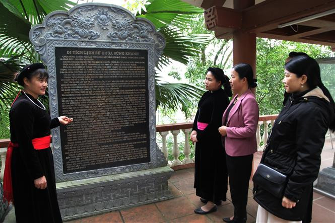 Du khách tham quan chùa Sùng Khánh, xã Đạo Đức, huyện Vị Xuyên (Hà Giang). Ảnh: Minh Tâm-TTXVN Bảo tồn nét văn hóa đặc sắc ở thôn Làng Nùng ảnh 1