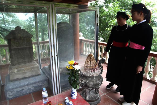 Bia chùa Sùng Khánh được công nhận là bảo vật Quốc gia. Ảnh: Minh Tâm-TTXVN Bảo tồn nét văn hóa đặc sắc ở thôn Làng Nùng ảnh 2